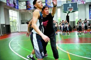刻苦训练篮球时如何避免受伤的建议_0